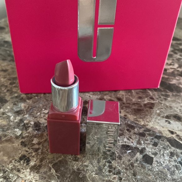 🎊Host Pick🎊 Clinique Gift Set - Picture 7 of 10